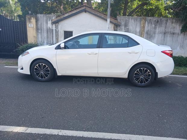 Toyota Corolla LE (1.8L 4cyl 2A) 2019 White