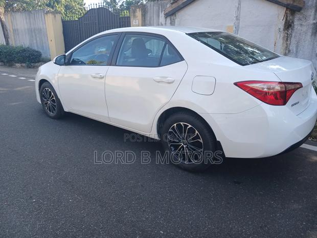 Toyota Corolla LE (1.8L 4cyl 2A) 2019 White