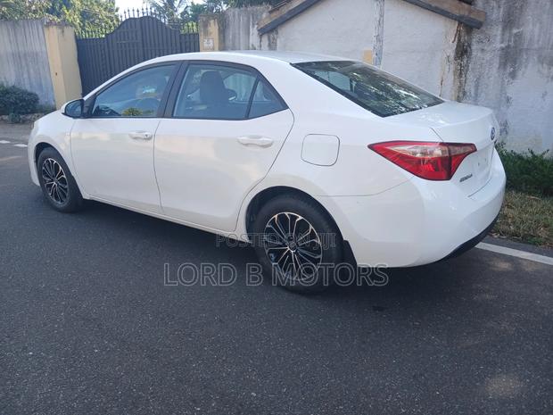 Toyota Corolla LE (1.8L 4cyl 2A) 2019 White