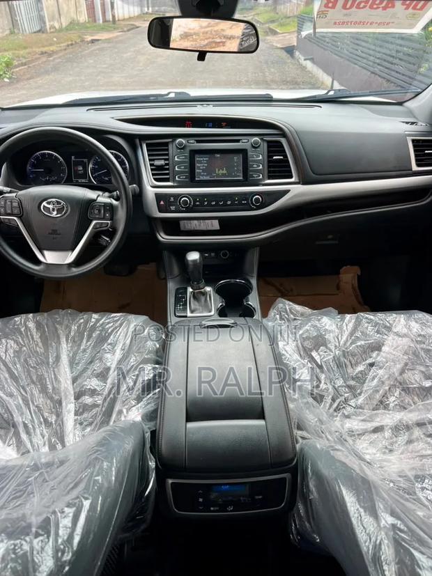 Toyota Highlander LE 2019 White