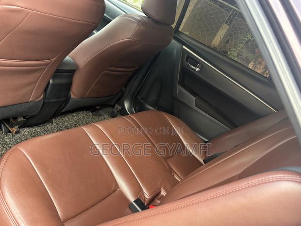 Toyota Corolla SE (1.8L 4cyl 6M) 2018 Burgundy