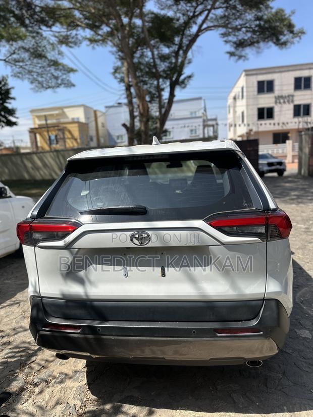 Toyota RAV4 XLE FWD 2023 White