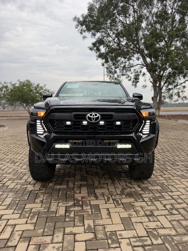 Toyota Tacoma 2024 Black