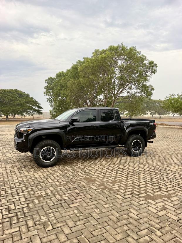 Toyota Tacoma 2024 Black