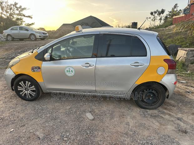 Toyota Vitz 1.0 FWD 3dr 2010 Gray