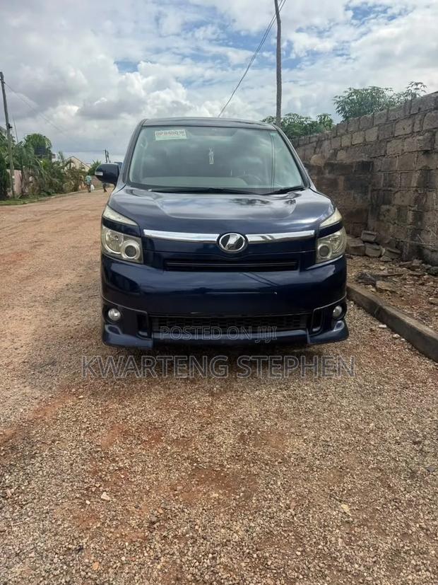 Toyota Voxy V 4WD 8-Seater 2011 Black
