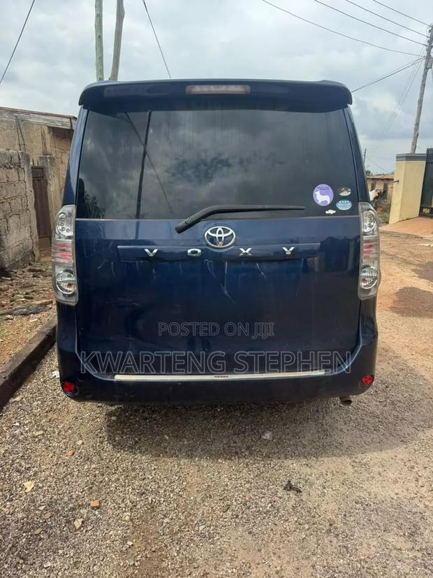 Toyota Voxy V 4WD 8-Seater 2011 Black