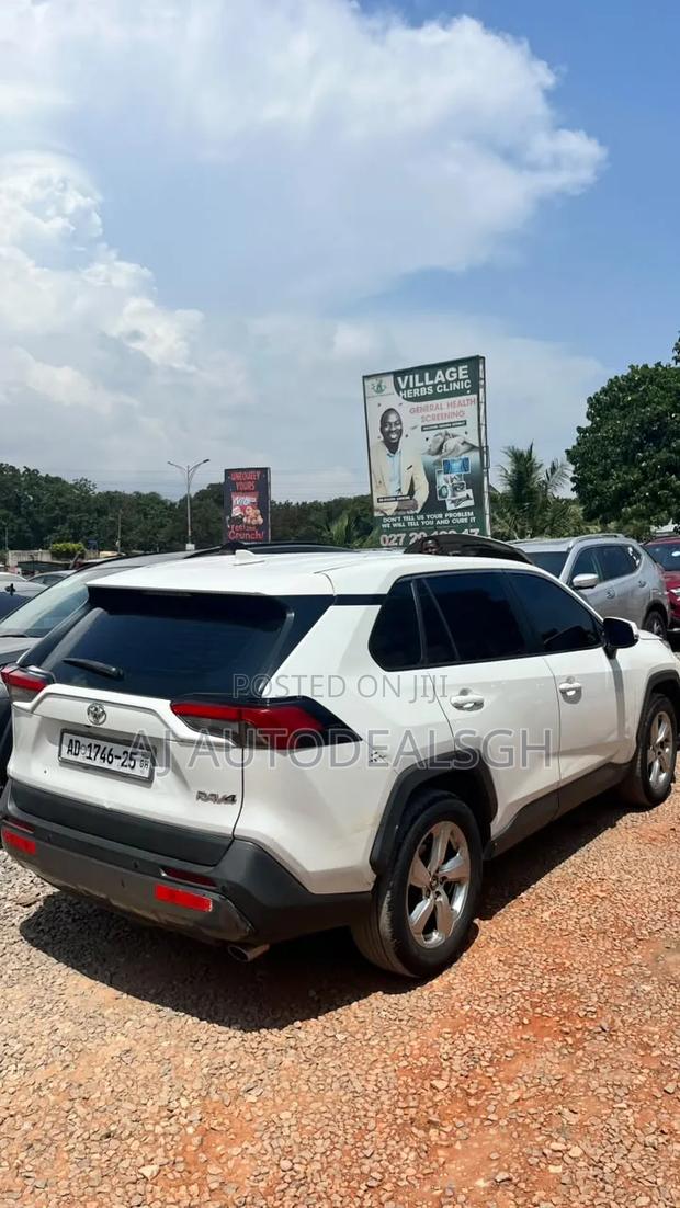 Toyota RAV4 XLE 2021 White
