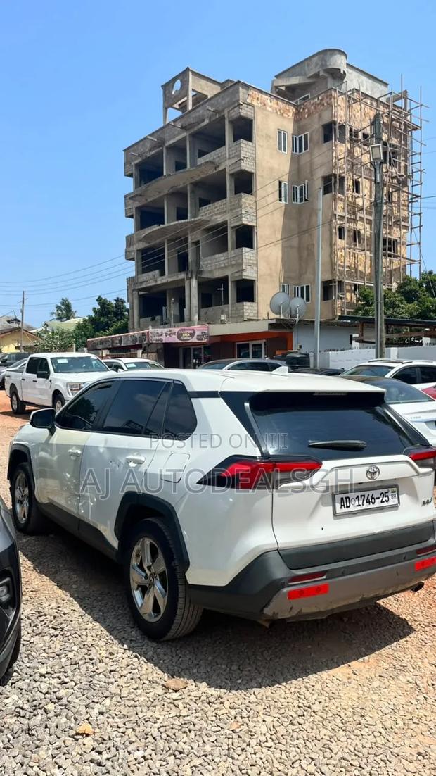 Toyota RAV4 XLE 2021 White