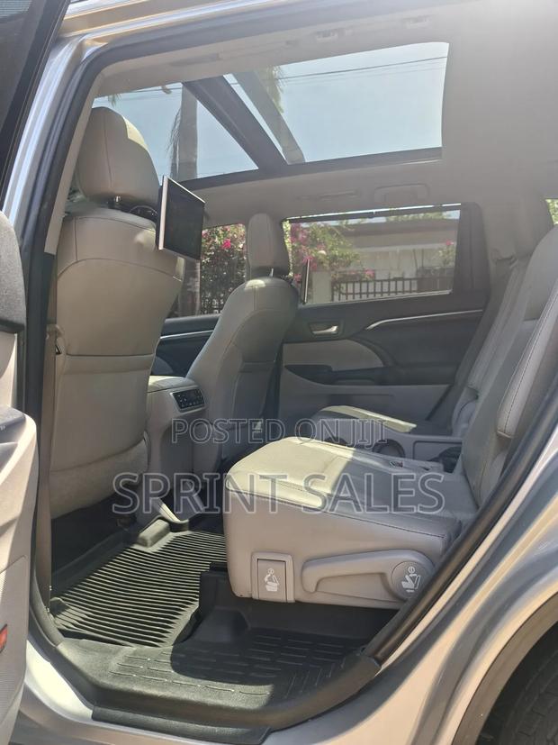 Toyota Highlander XLE V6 4x4 (3.5L 6cyl 6A) 2016 Gray