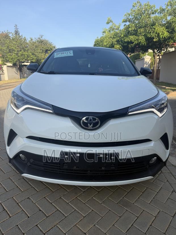 Toyota C-HR XLE FWD Sport Utility (2.0L 4cyl 2AM) 2018 White