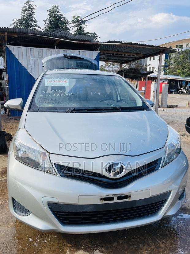 Toyota Vitz 1.3 FWD 3dr 2011 Green