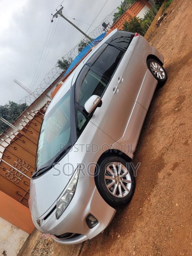 Toyota Estima 2010 Silver