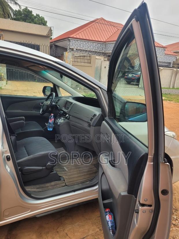 Toyota Estima 2010 Silver