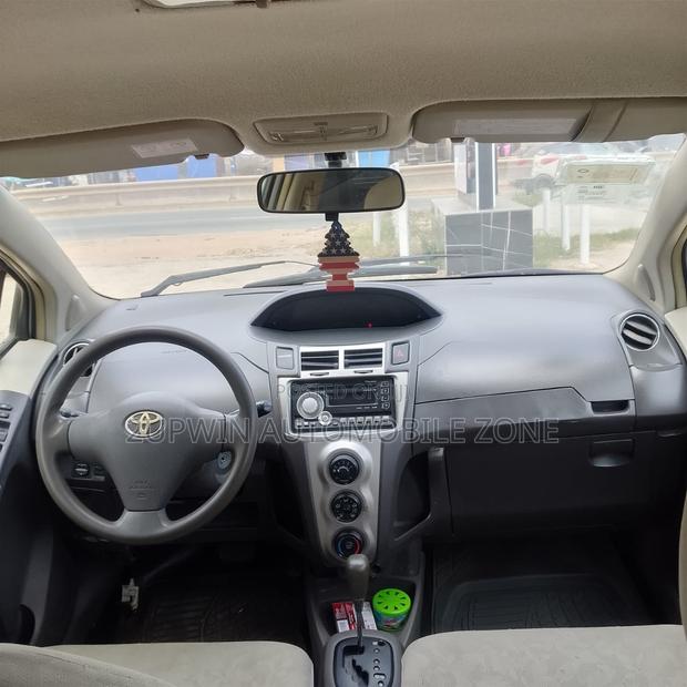 Toyota Vitz 2010 Silver
