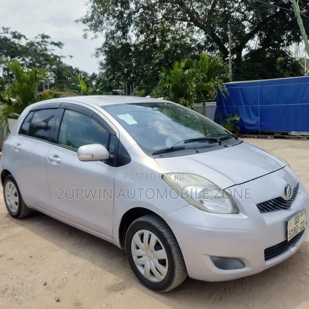 Toyota Vitz 2010 Silver