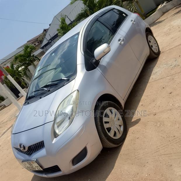 Toyota Vitz 2010 Silver