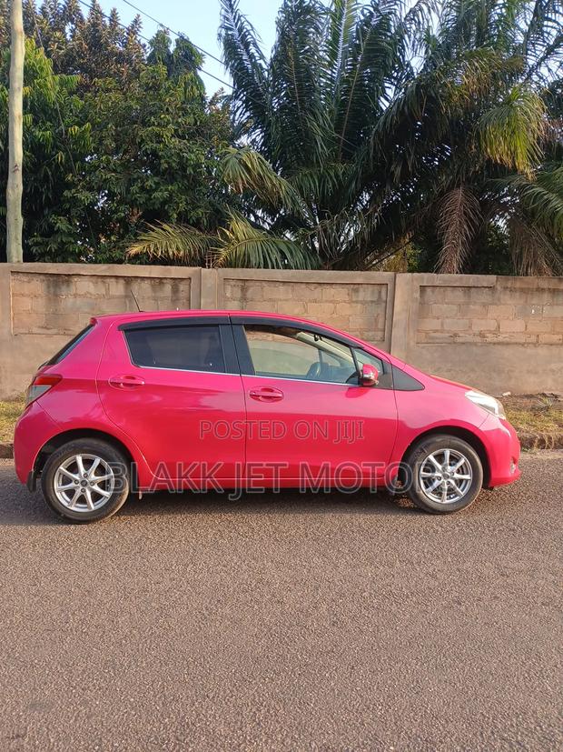 Toyota Vitz 1.3 FWD 5dr 2012 Pink