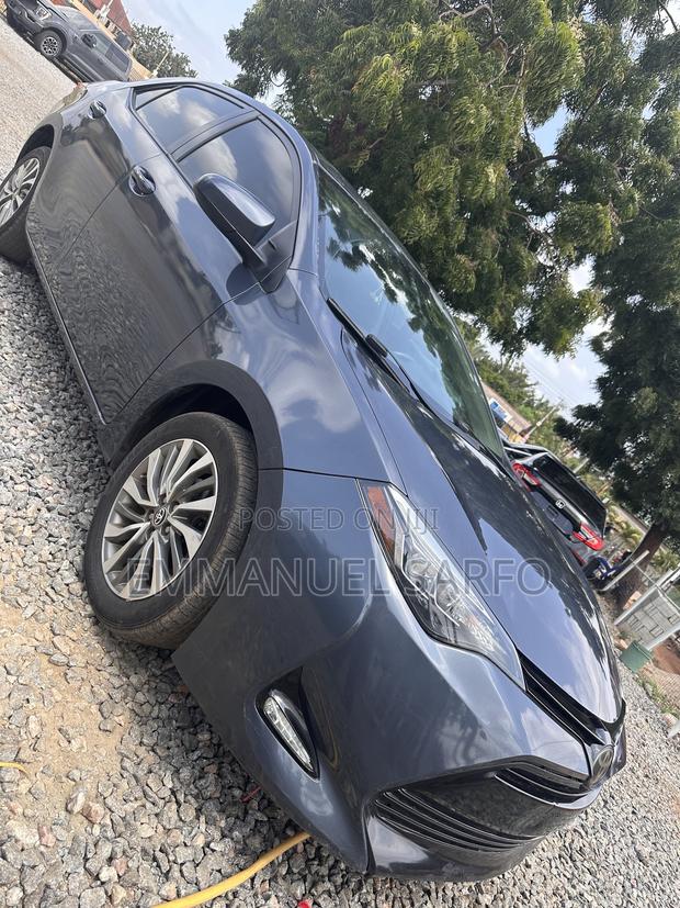 Toyota Corolla XLE (1.8L 4cyl 2A) 2019 Gray