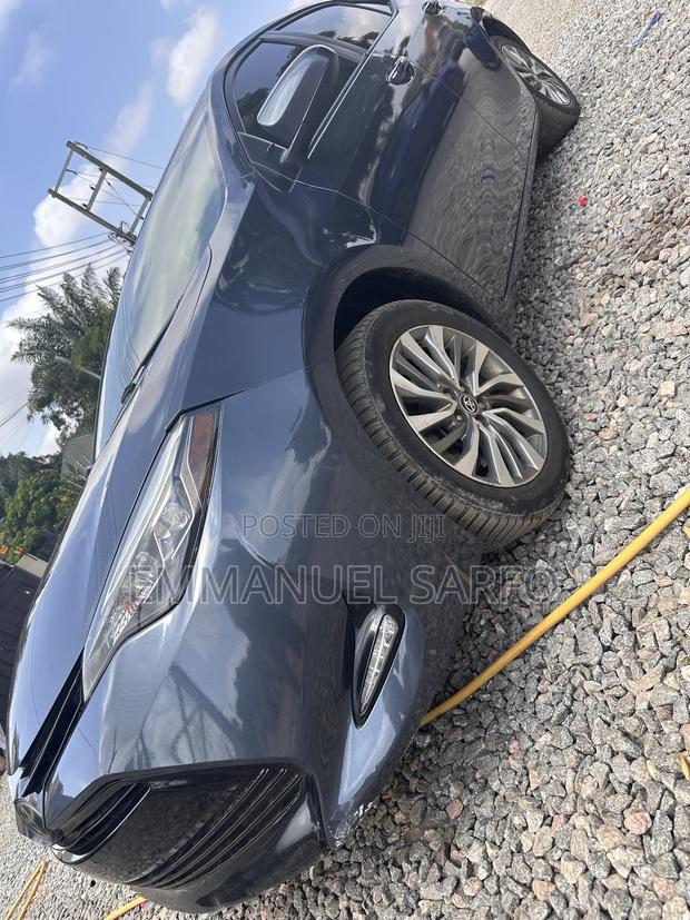 Toyota Corolla XLE (1.8L 4cyl 2A) 2019 Gray