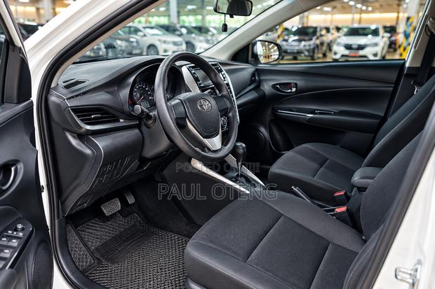 Toyota Yaris 1.5 Sedan XLE 2020 White