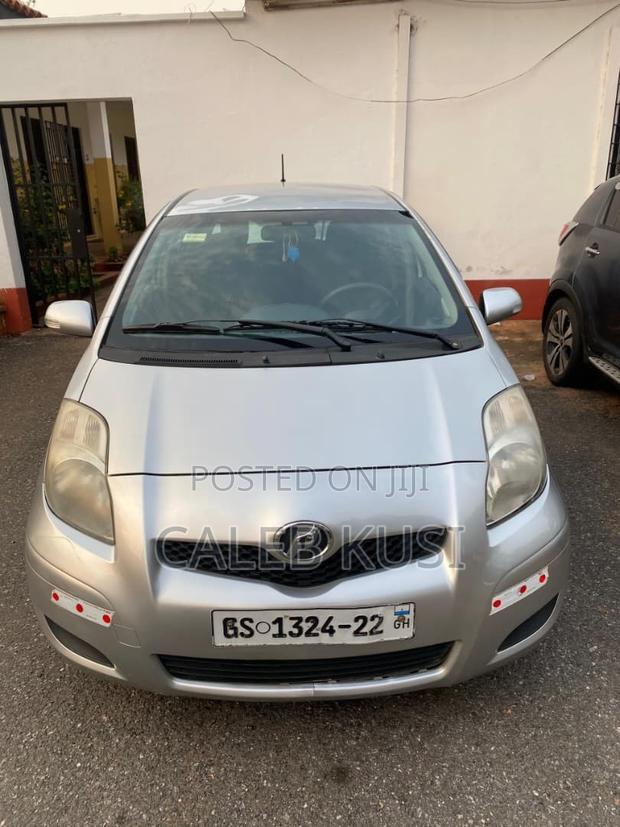 Toyota Vitz 2010 Silver