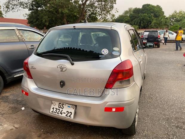 Toyota Vitz 2010 Silver