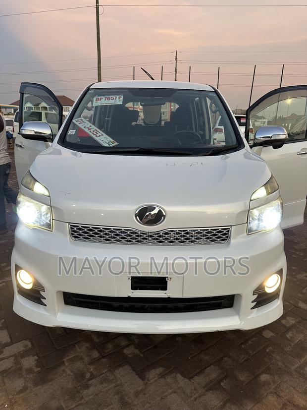 Toyota Voxy X L Edition 2WD 8-Seater 2013 White