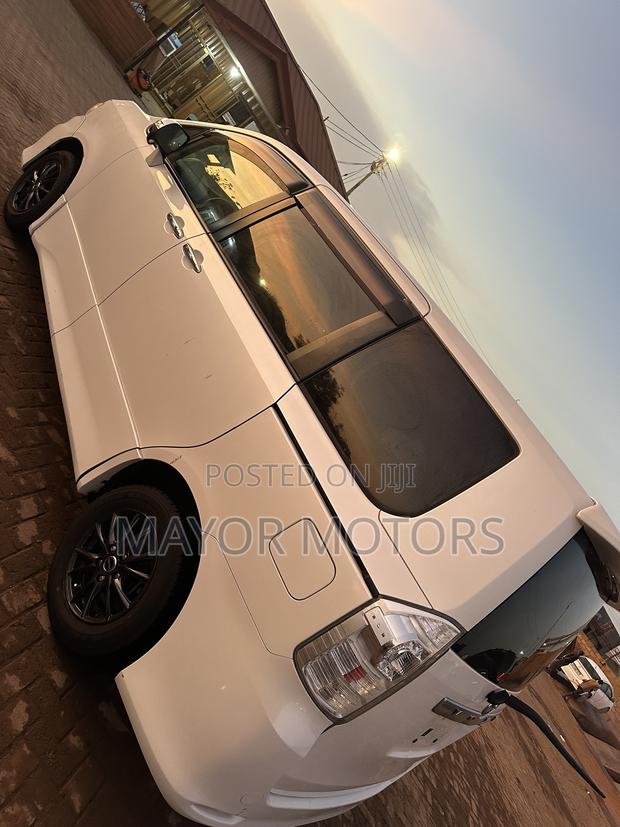 Toyota Voxy X L Edition 2WD 8-Seater 2013 White
