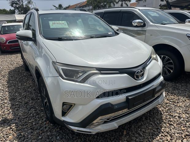 Toyota RAV4 Limited FWD (2.5L 4cyl 6A) 2017 White