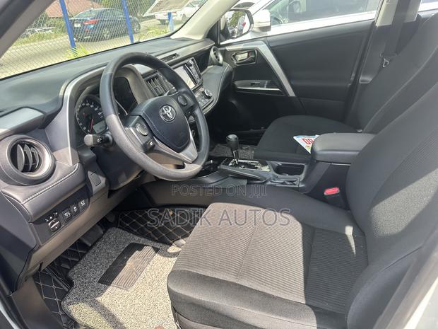 Toyota RAV4 Limited FWD (2.5L 4cyl 6A) 2017 White