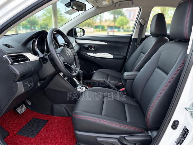 Toyota Yaris LE Hatchback 5dr 2015 White
