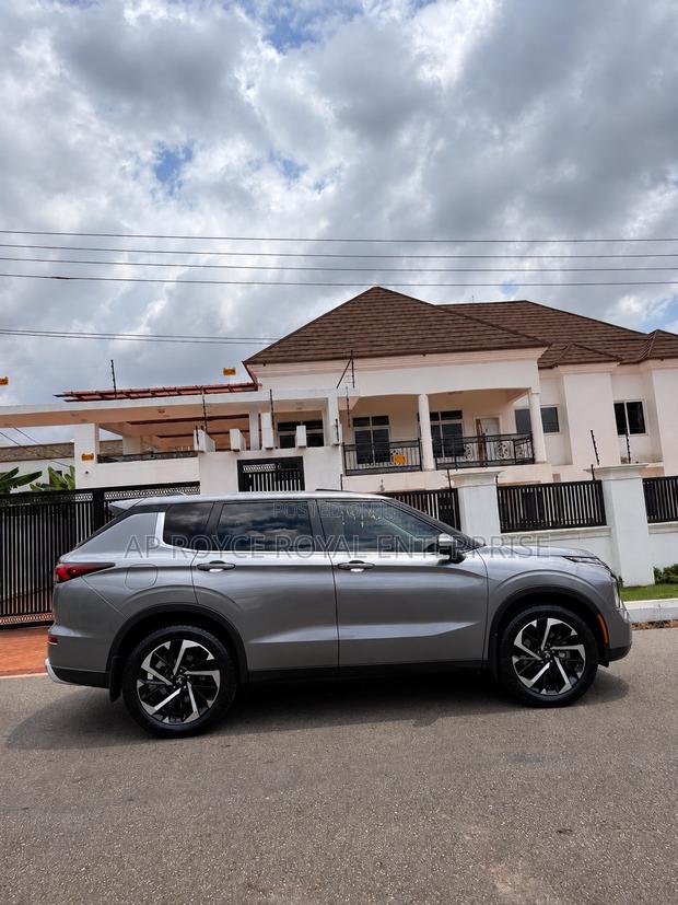 Mitsubishi Outlander SE 2023 Gray