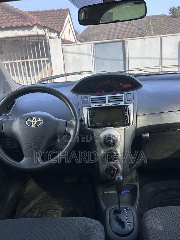 Toyota Vitz 1.0 FWD 5dr 2010 Silver