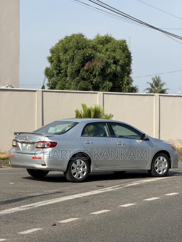 Toyota Corolla LE 4dr Sedan (1.8L 4cyl 4A) 2013 Silver