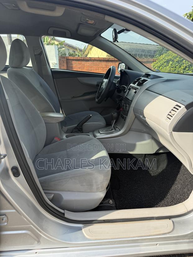 Toyota Corolla LE 4dr Sedan (1.8L 4cyl 4A) 2013 Silver