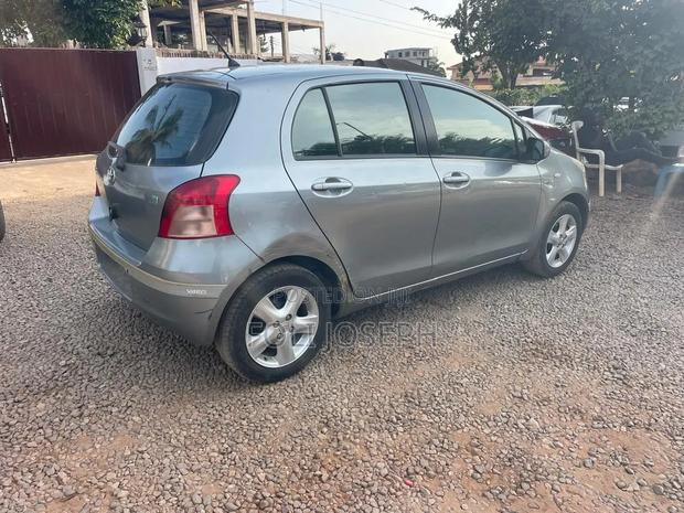 Toyota Yaris Base Sedan 4dr 2010 Silver