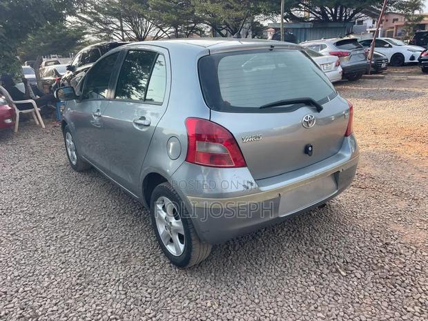 Toyota Yaris Base Sedan 4dr 2010 Silver