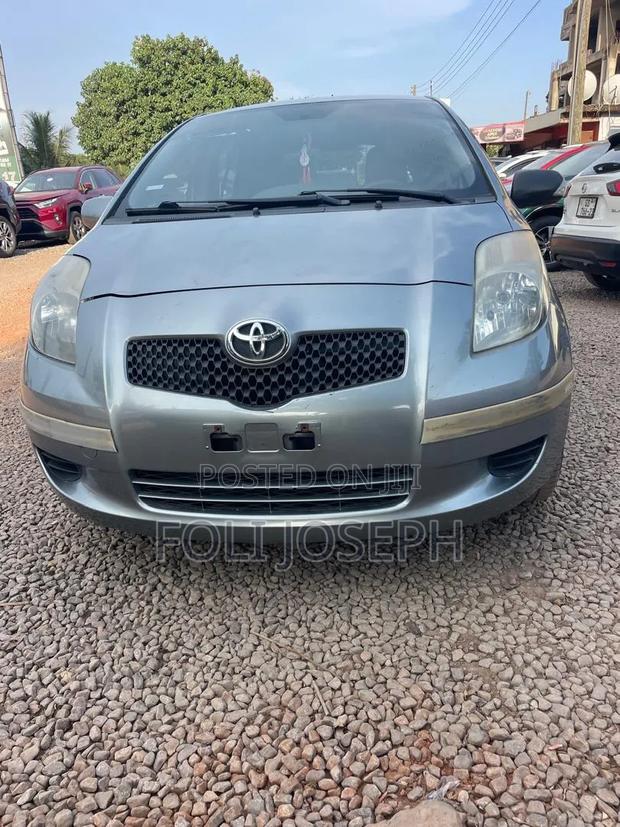 Toyota Yaris Base Sedan 4dr 2010 Silver