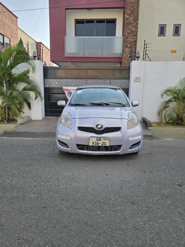 Toyota Vitz 1.3 FWD 5dr 2010 Gray