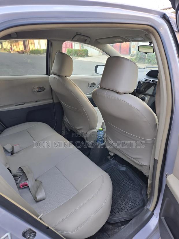 Toyota Vitz 1.3 FWD 5dr 2010 Gray