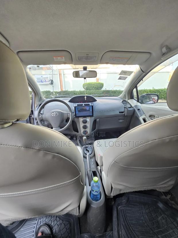 Toyota Vitz 1.3 FWD 5dr 2010 Gray