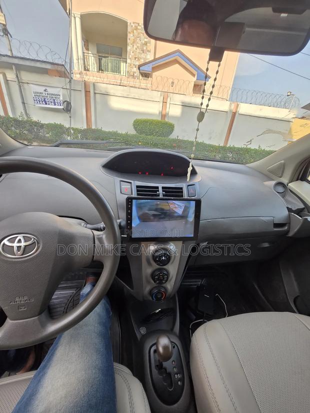 Toyota Vitz 1.3 FWD 5dr 2010 Gray