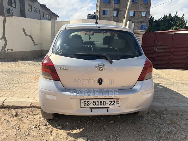 Toyota Vitz 2010 Silver