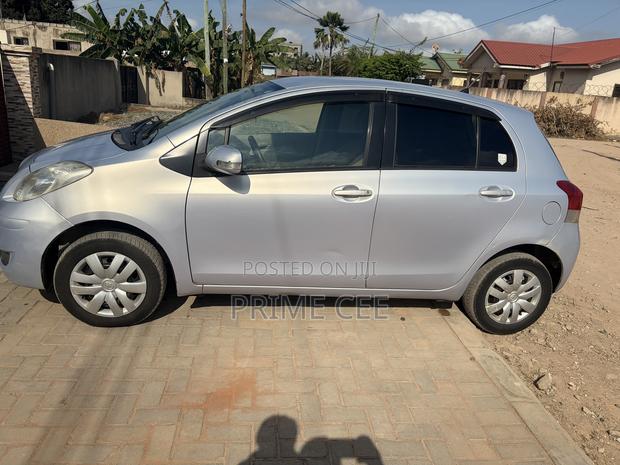 Toyota Vitz 2010 Silver
