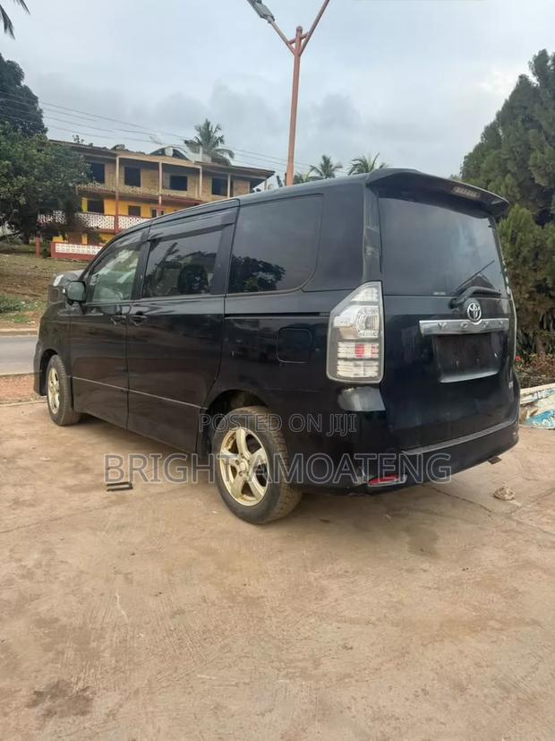 Toyota Voxy X 4WD 8-Seater 2010 Black