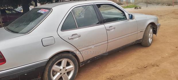 Mercedes-Benz C250 1990 Silver