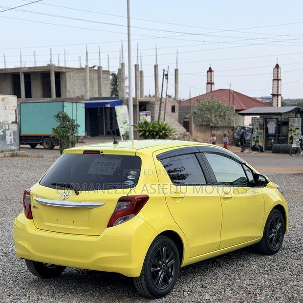 Toyota Vitz 1.3 FWD 5dr 2015 Yellow