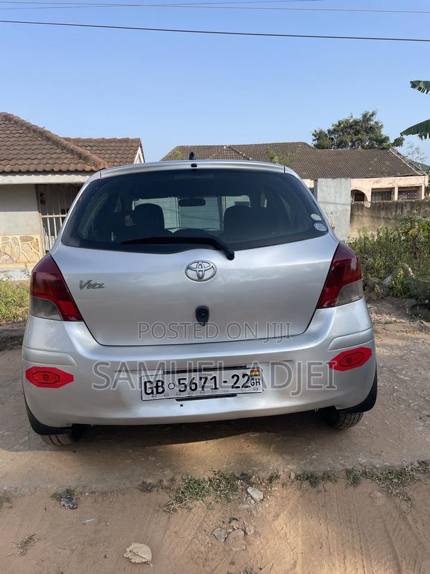 Toyota Vitz 2010 Silver