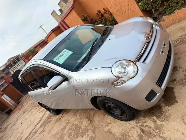 Toyota Sienta 1.5 FWD (6-seater) 2015 Silver
